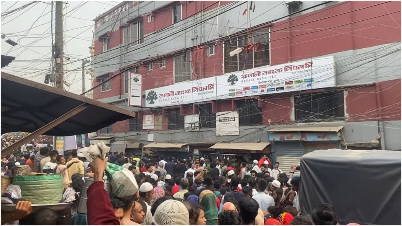 কেরানীগঞ্জে রূপালী ব্যাংকে ডাকাত, ঘিরে রেখেছে পুলিশ