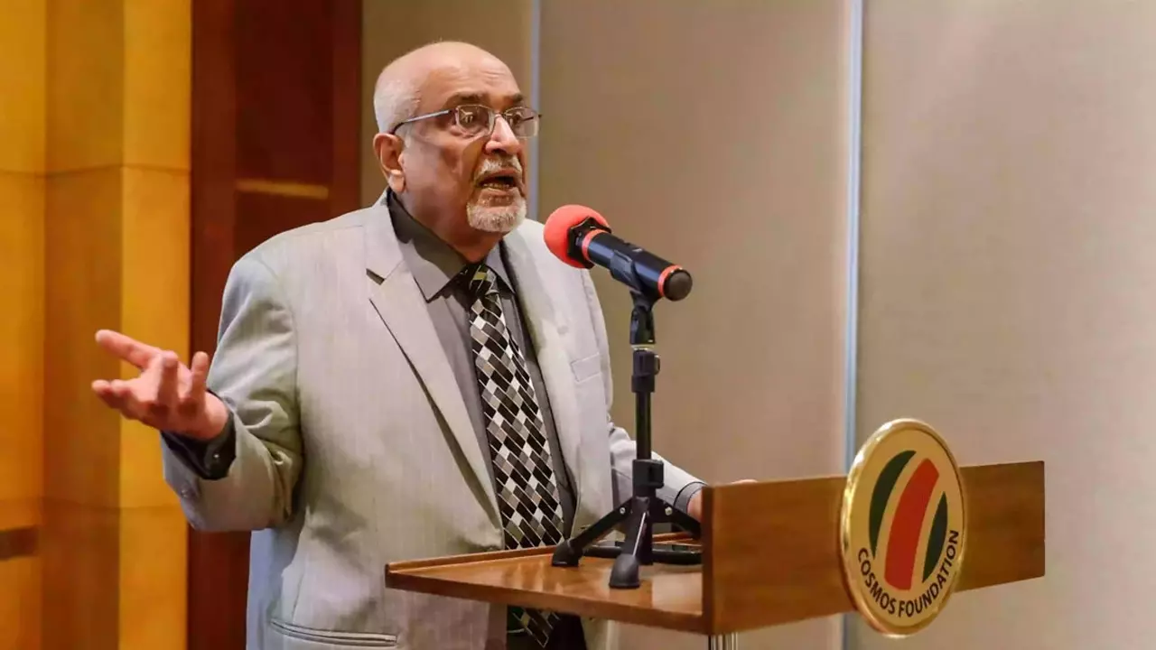 অর্থনৈতিক স্থিতিশীলতার দিকে নজর দিন: সরকারকে ড. দেবপ্রিয়