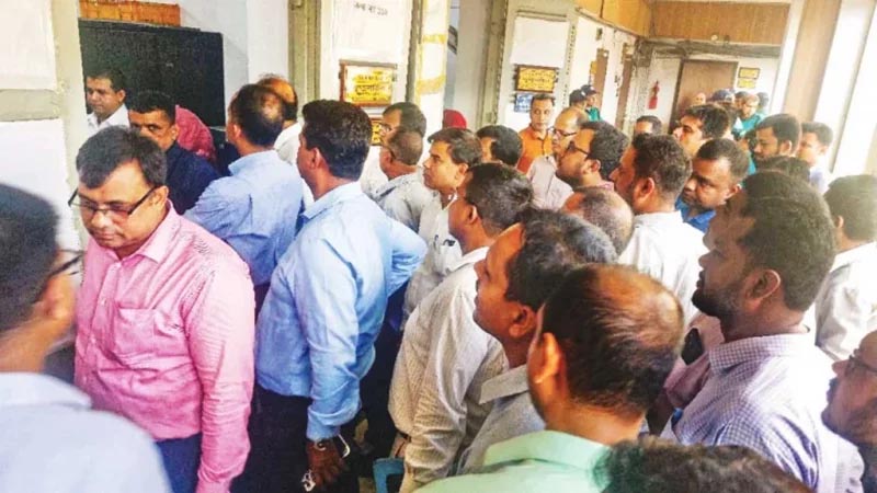 ডিসি পদ নিয়ে হট্টগোলের ঘটনায় শাস্তি পাচ্ছেন যে ১৭ জন