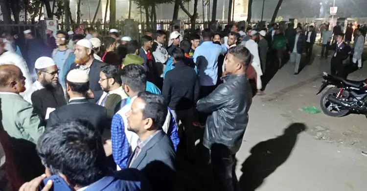 ওসমান হাদিকে শেষবারের মতো দেখতে ঢাবিতে ছাত্র-জনতার ভিড়