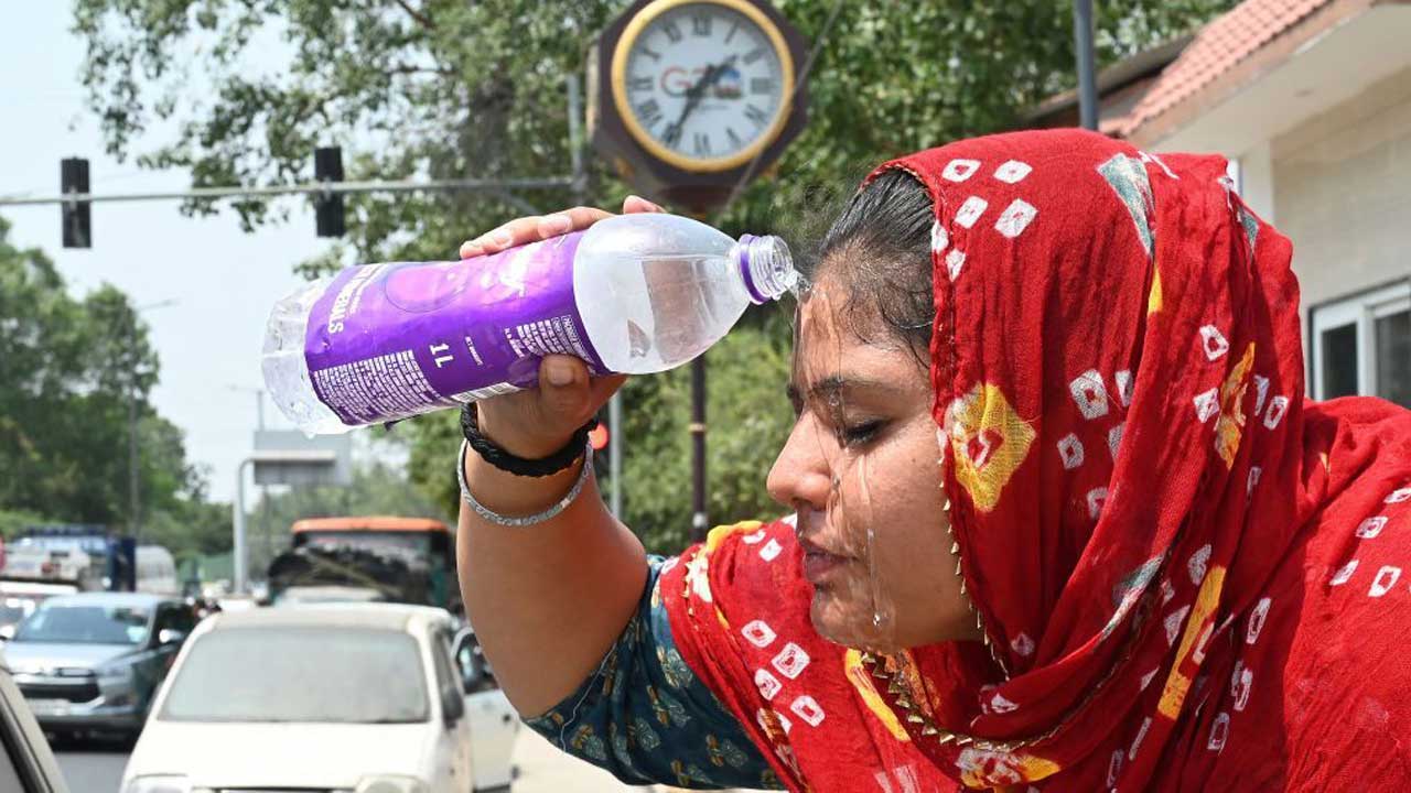 রেকর্ড তাপমাত্রায় পুড়ছে ভারত, ৫৪ জনের প্রাণহানি