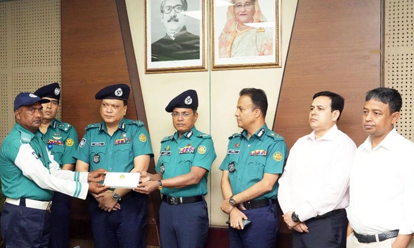 ডিএমপির ২১৭ সদস্যকে আর্থিক অনুদান দিলেন কমিশনার