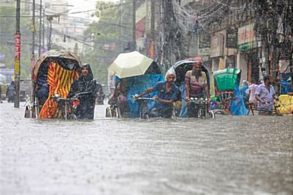 কয়েক ঘণ্টার ঝুম বৃষ্টিতে ভাসছে ঢাকা