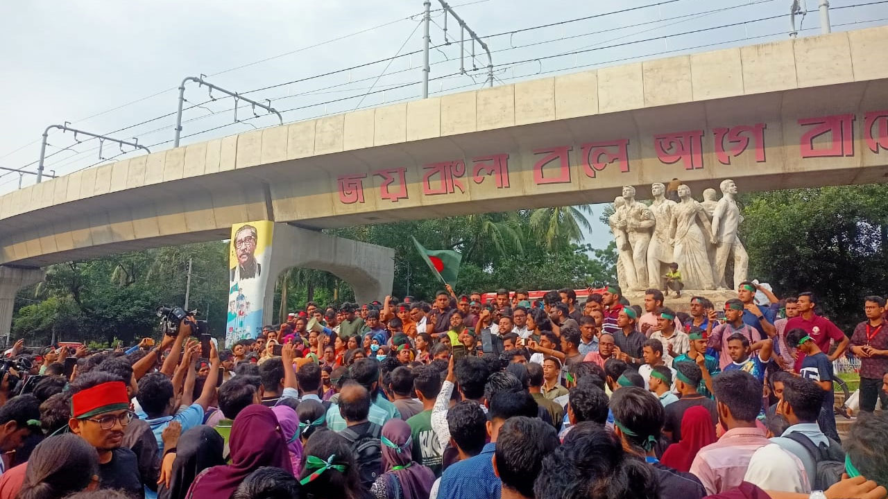 শেখ হাসিনার বিচার ও ছাত্র রাজনীতি নিষিদ্ধের দাবিতে ঢাবিতে বিক্ষোভ