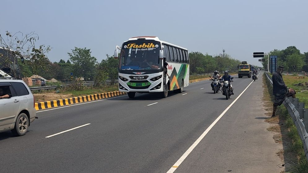 ঢাকা-ভাঙ্গা এক্সপ্রেসওয়েতে যানবাহনের চাপ, বাড়তি ভাড়ার অভিযোগ