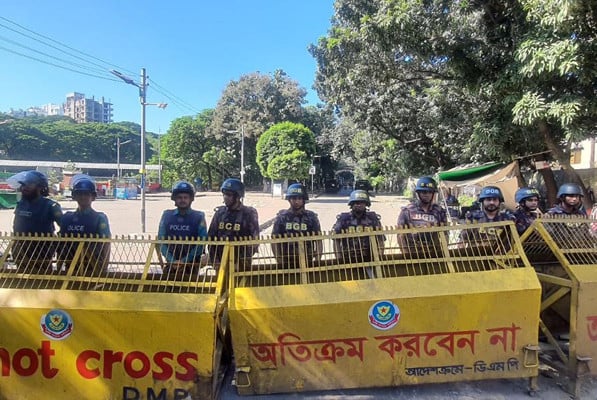 আজও ধানমন্ডি ৩২ নম্বর নিরাপত্তার চাদরে ঢাকা