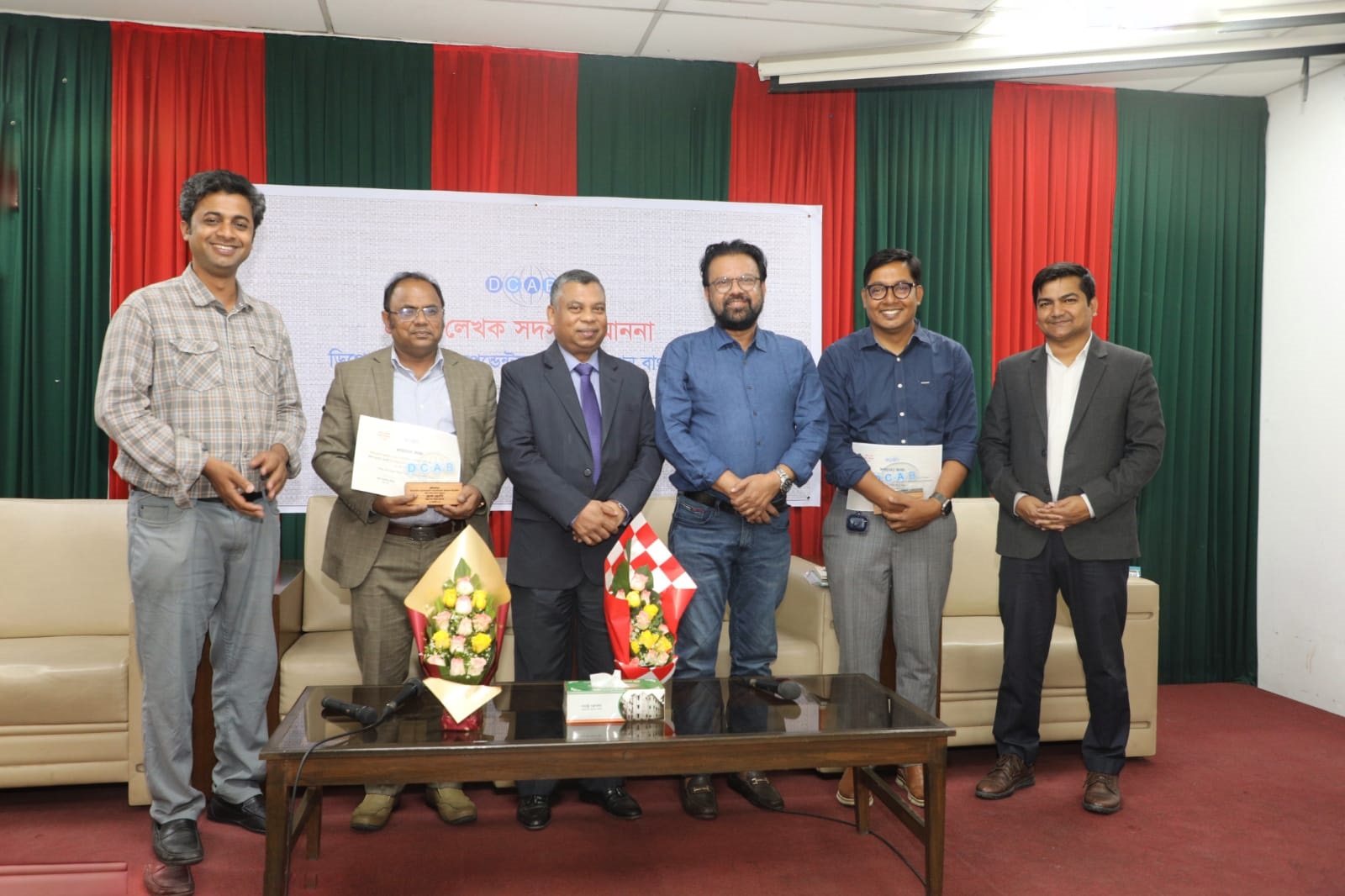 বই বের  হওয়ায় ২ সদস্যকে ডিক্যাবের সম্মাননা