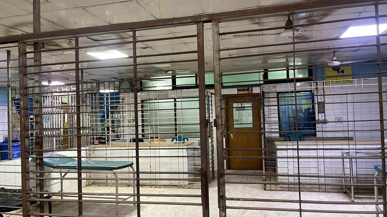 ঢামেকে চিকিৎসকদের কর্মবিরতি, জরুরি বিভাগ বন্ধ