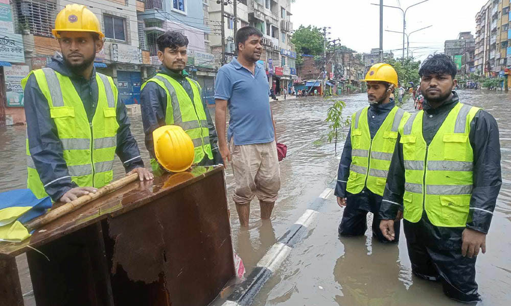 ঢাকাতে পানি সরাতে কাজ করছে ডিএনসিসির ৫ হাজার কর্মী