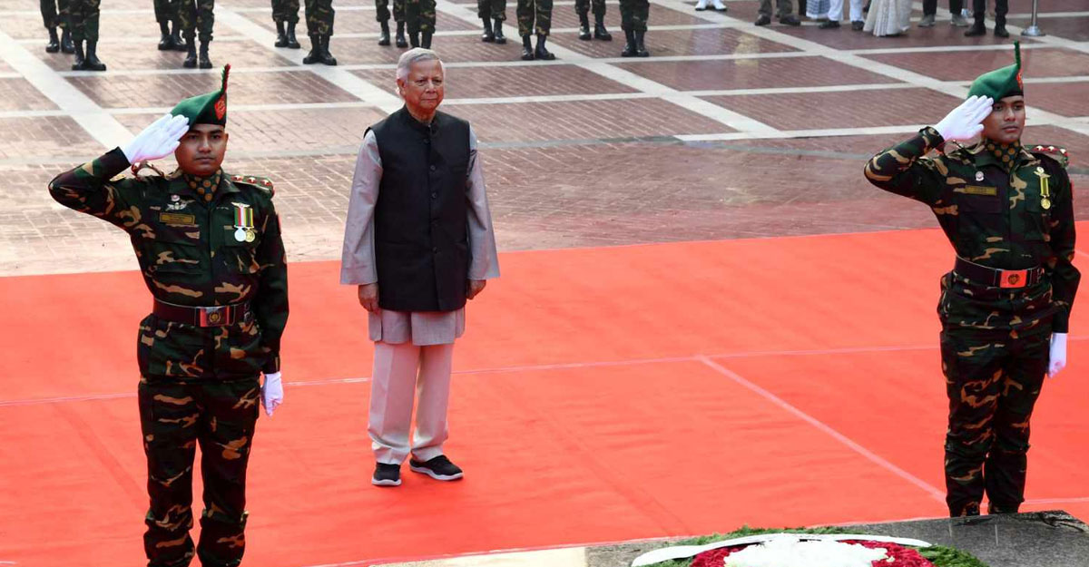 শহীদ বুদ্ধিজীবী স্মৃতিসৌধে প্রধান উপদেষ্টার শ্রদ্ধা