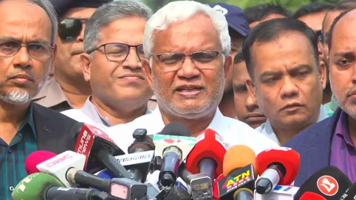 খালেদা জিয়া চিকিৎসা গ্রহণ করতে পারছেন, গুজবে কান না দেওয়ার অনুরোধ