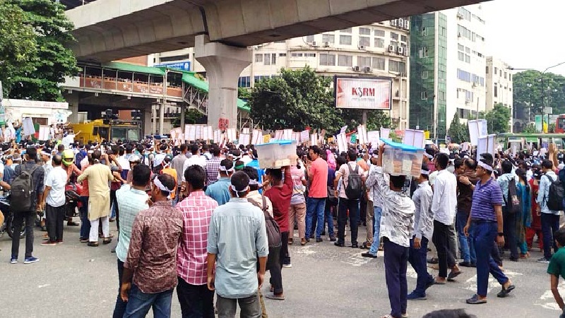 শাহবাগে বিএসএমএমইউ ট্রেইনি চিকিৎসকদের অবরোধ