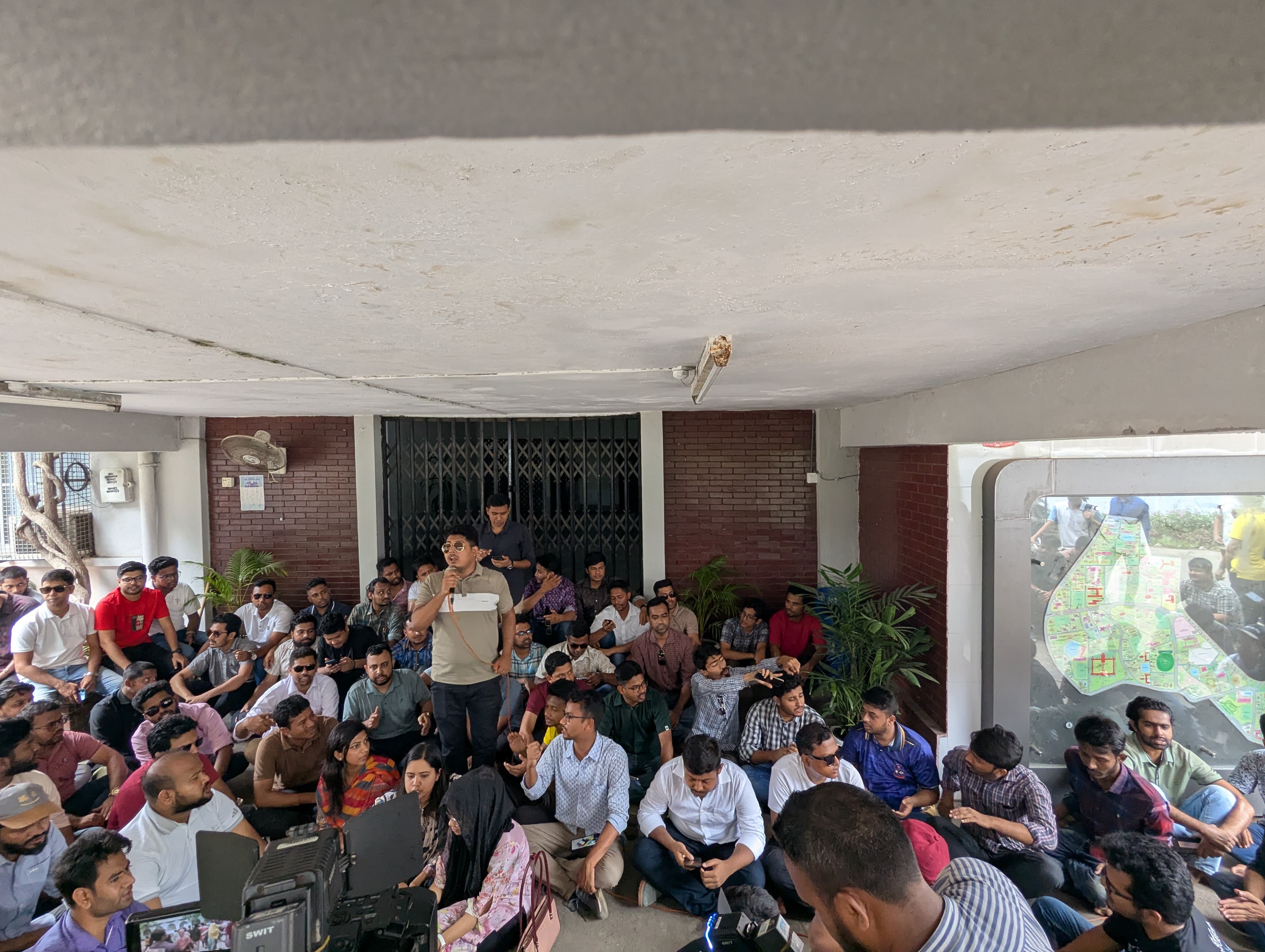 ভিসি-প্রক্টরের পদত্যাগের দাবিতে ভিসি অফিসের সামনে ছাত্রদলের অবস্থান