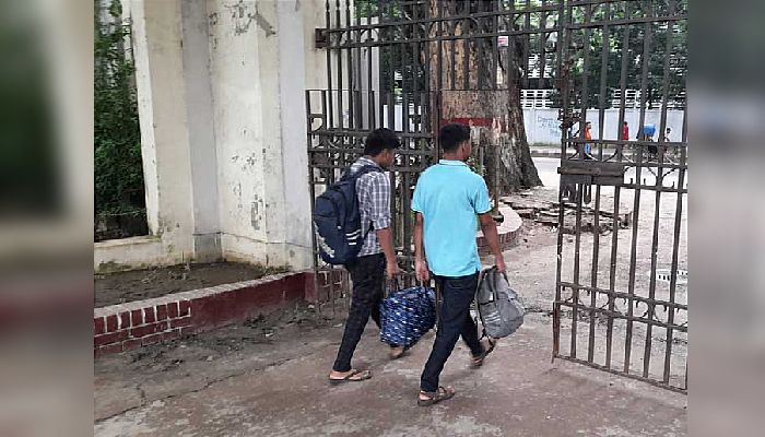 থমথমে ঢাবি ক্যাম্পাস, আতঙ্কে হল ছাড়ছেন শিক্ষার্থীরা