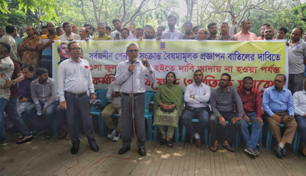 কর্মবিরতিতে অচল ঢাবি, অর্থমন্ত্রীর পদত্যাগ দাবি