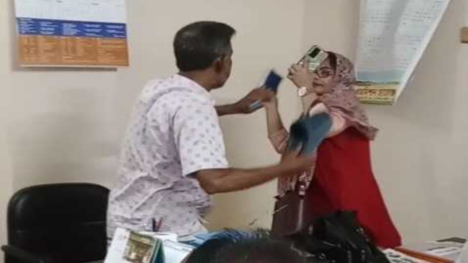 অধ্যক্ষের কক্ষে হাতাহাতি: সেই শিক্ষিকা সাময়িক বরখাস্ত