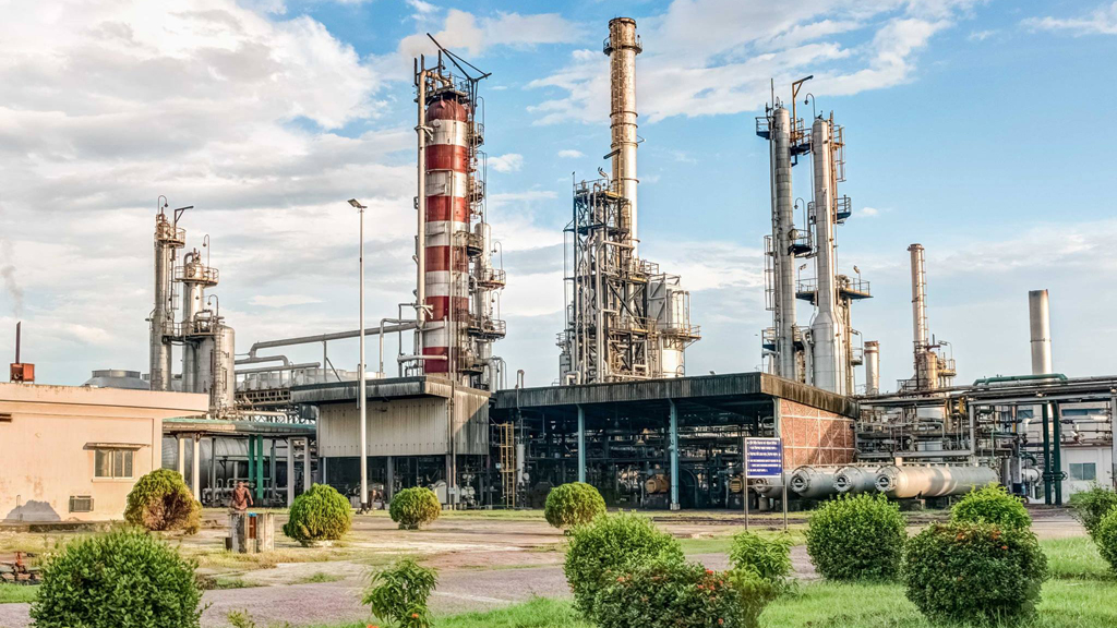 তেল সংকটে ইস্টার্ন রিফাইনারি, বন্ধের মুখে উৎপাদন