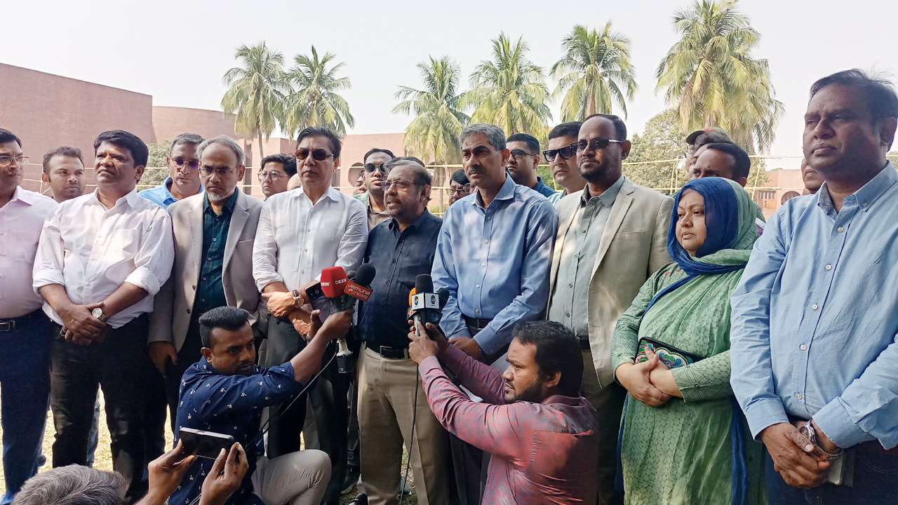 পালিয়ে গেলেও আওয়ামী লীগ অর্থ দিয়ে ষড়যন্ত্র করছে : এ্যানি