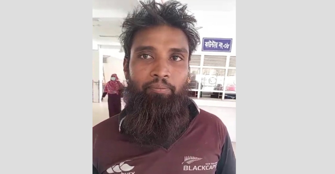 কামড় দেওয়া রাসেল ভাইপার নিয়ে কৃষক হাসপাতালে