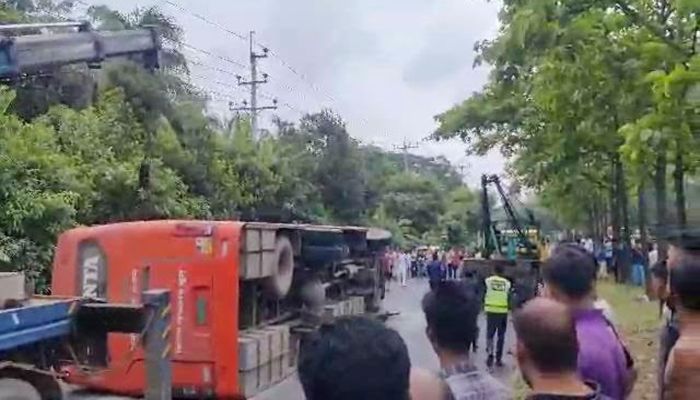 ফেনীতে বাস উল্টে ২০ জন আহত