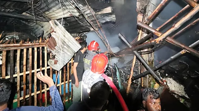 রাজশাহী নিউমার্কেট কাঁচা বাজারে আগুন, ১২ দোকান ভস্মীভূত