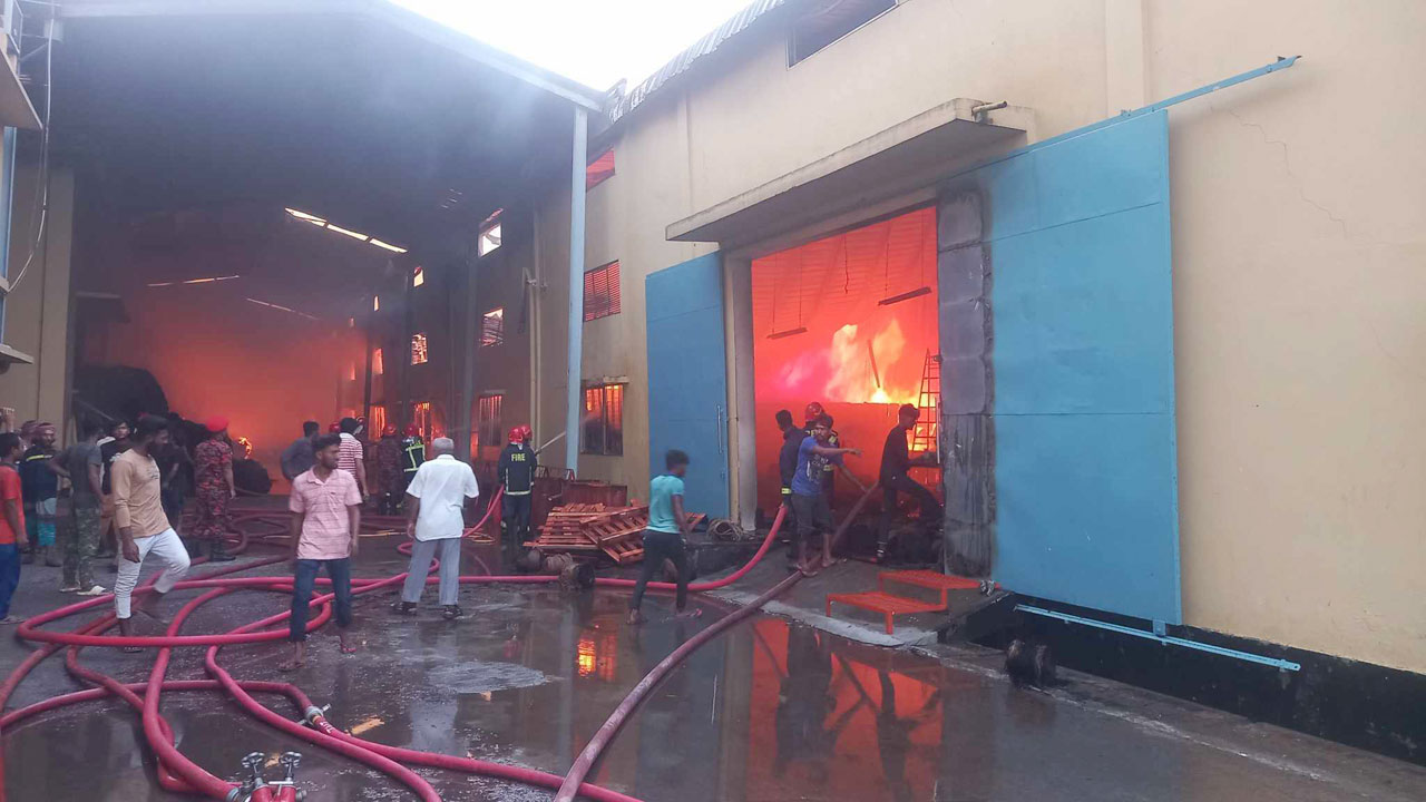 খুলনায় জুট মিলে আগুন