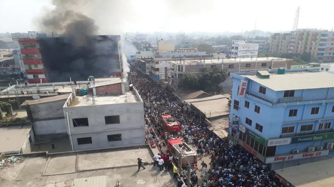 সৈয়দপুরে ঢাকা ব্যাংকে ভয়াবহ আগুন, নিয়ন্ত্রণে ৩ ইউনিট