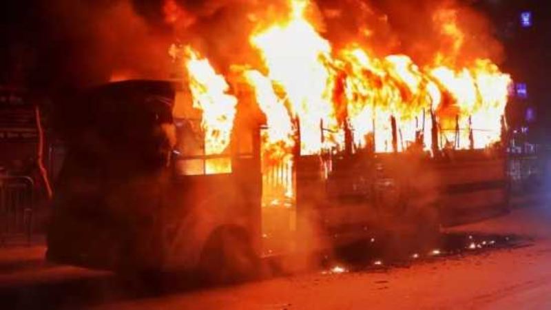 তিন বাসে আগুন, রাজধানীতে বোমা বিস্ফোরণ