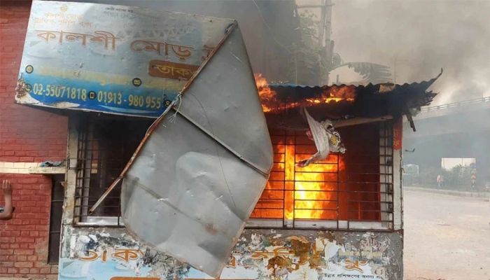 কালশীতে পুলিশ বক্সে আগুন দিল অটোরিকশা চালকরা