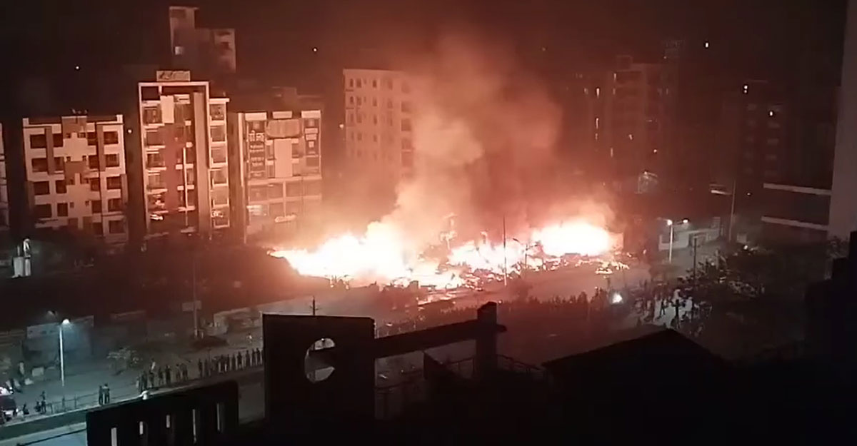 উত্তরার কাঁচাবাজারে ভস্মীভূত অনেক দোকান