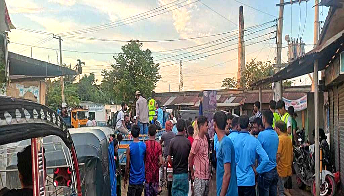 দূরে যাচ্ছে না ত্রাণ, ডাঙ্গার কাছের লোক পাচ্ছেন বেশি