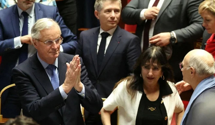 ফ্রান্সে অনাস্থা ভোটে সরকারের পতন