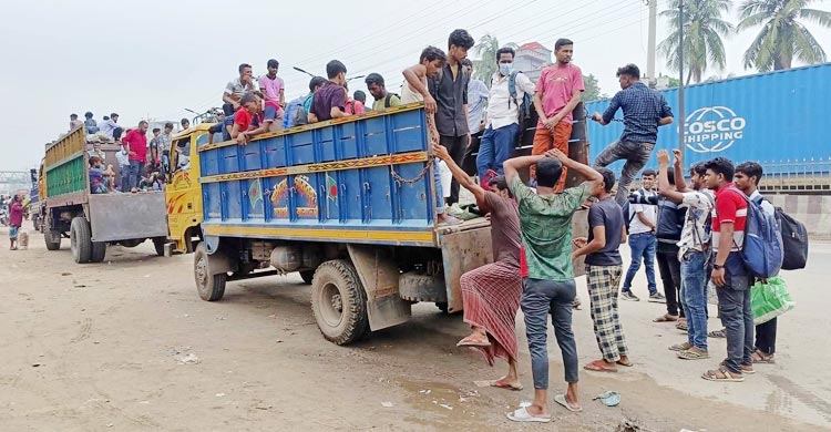 বাসভাড়া দ্বিগুণ, ঝুঁকি নিয়ে ট্রাকেই বাড়ি ফিরছে মানুষ