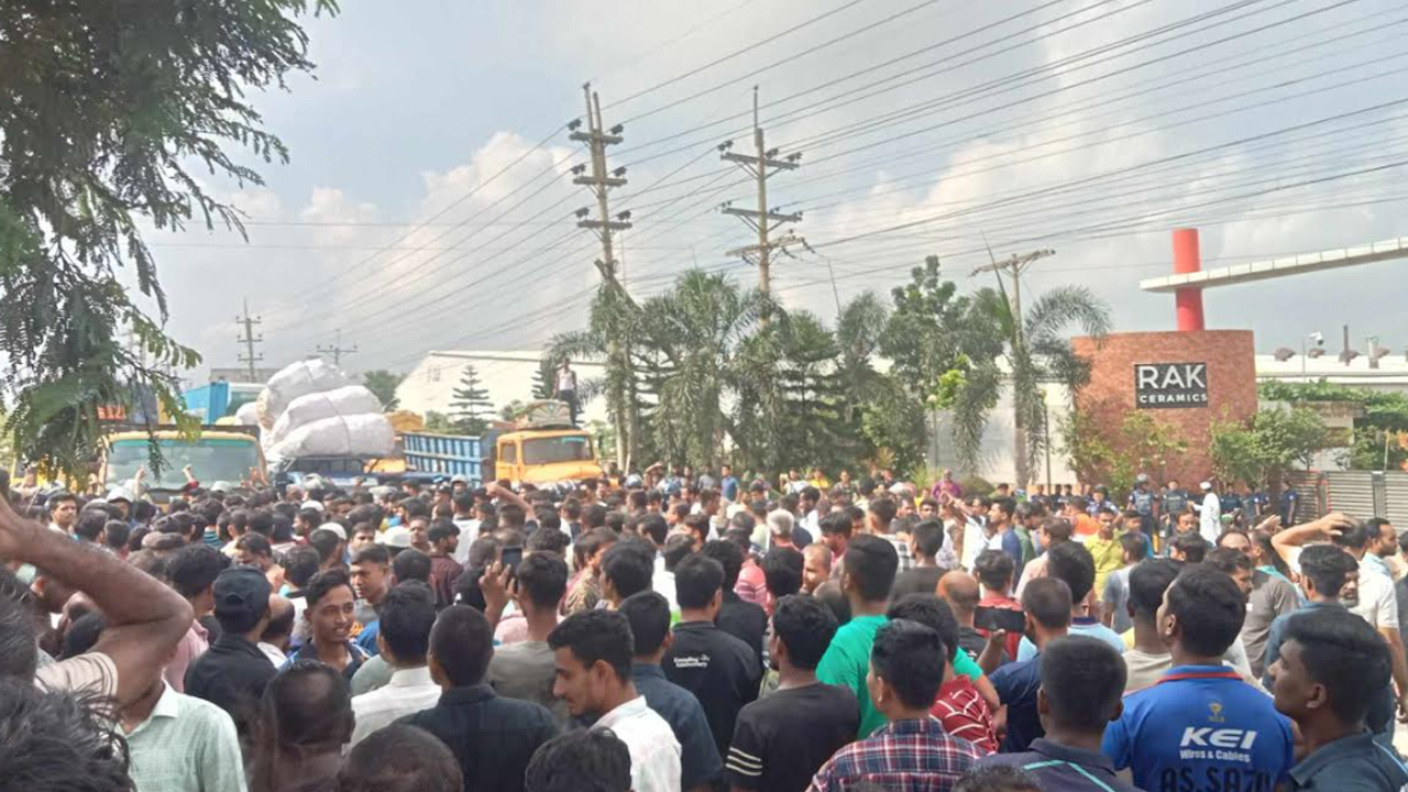 গাজীপুরে সড়কে শ্রমিকদের বিক্ষোভ