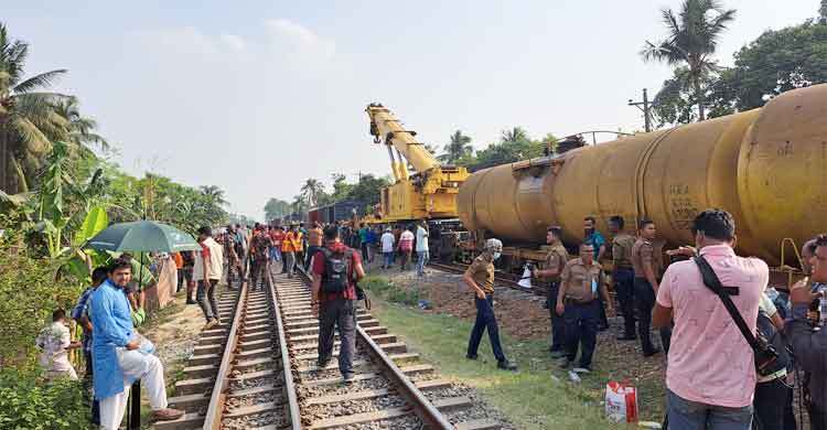 গাজীপুরে ট্রেন দুর্ঘটনার ৬ ঘণ্টা পর উদ্ধার কার্যক্রম শুরু