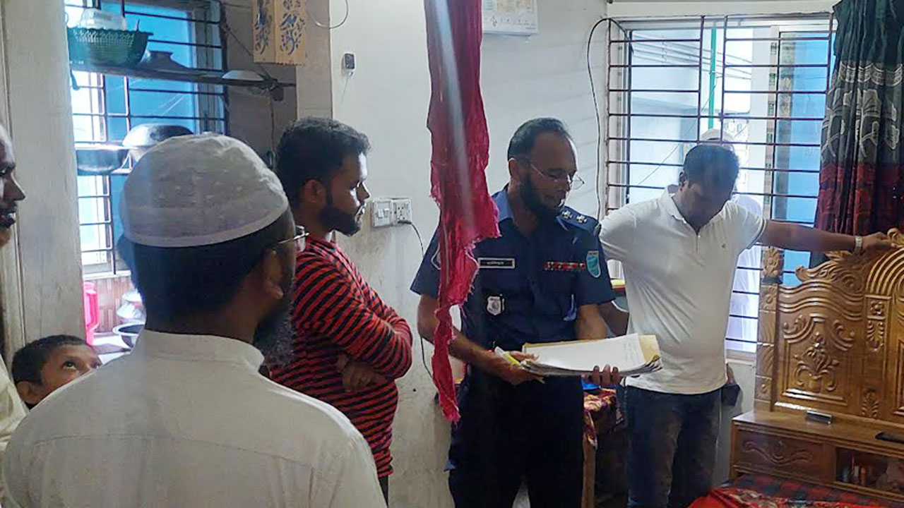 ফ্ল্যাটে ঝুলছিল স্বামীর লাশ, বিছানায় স্ত্রীর নিথর দেহ