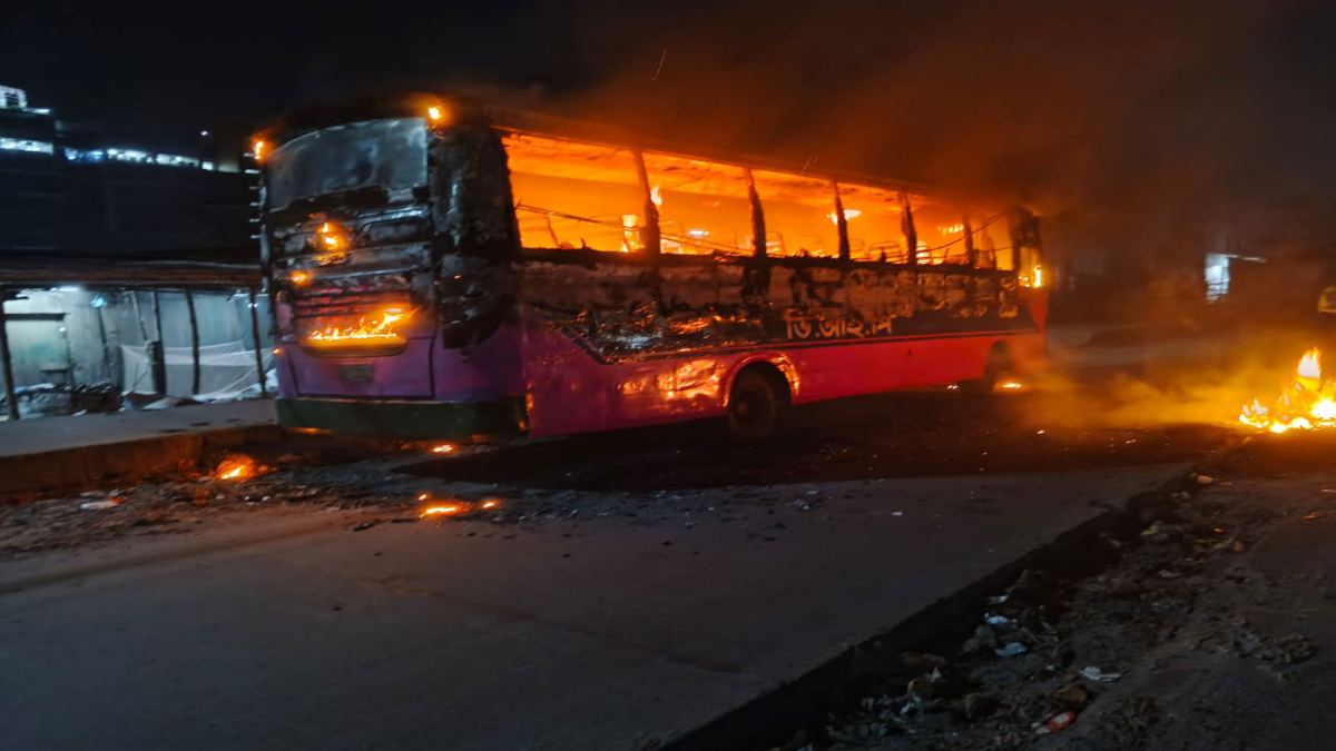 গাজীপুরে ৩ বাসে আগুন