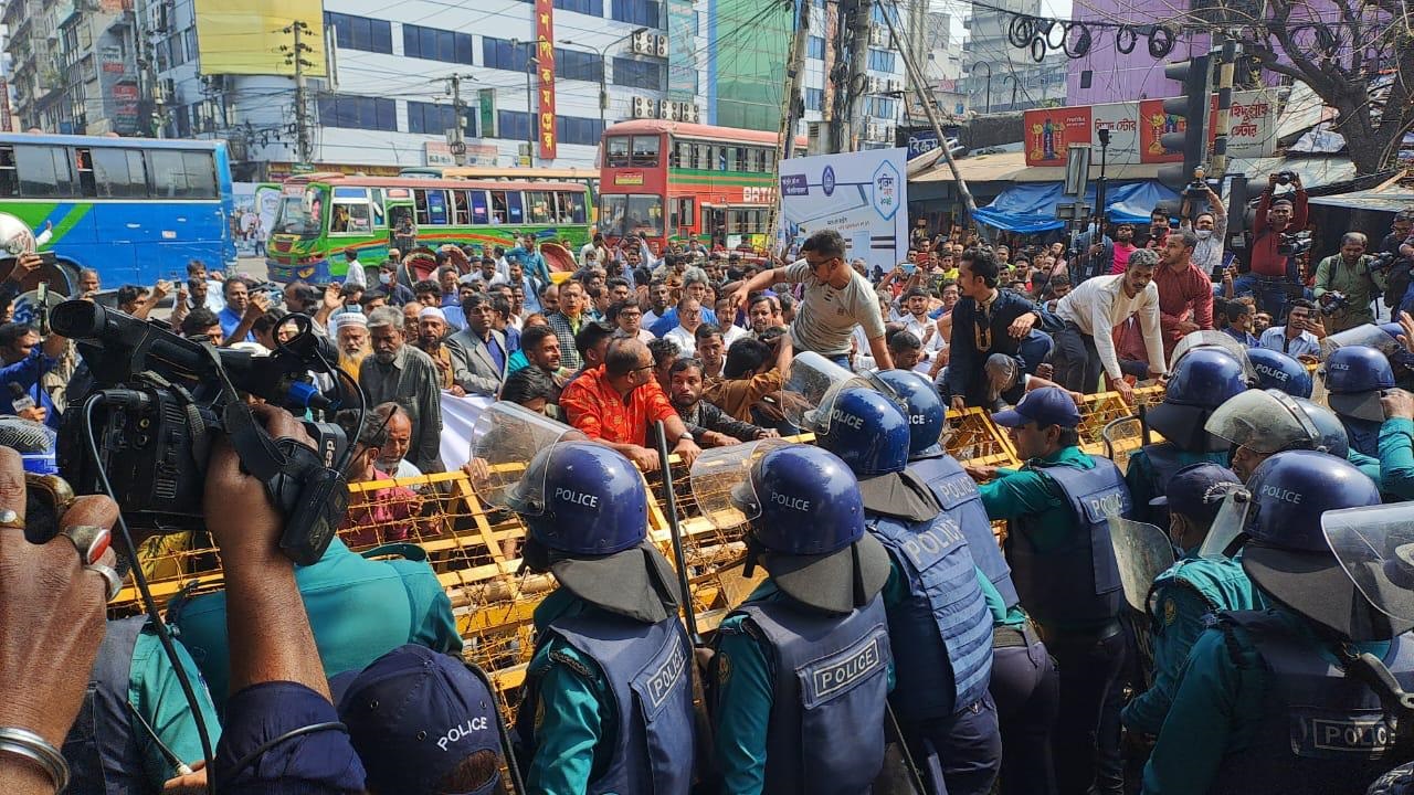 গণতন্ত্রের মিছিলে পুলিশের ‘লাঠিপেটা’র অভিযোগ