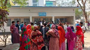 বাড়ি ফেরার পথে বাসচাপায় একই পরিবারের ৪ জন নিহত