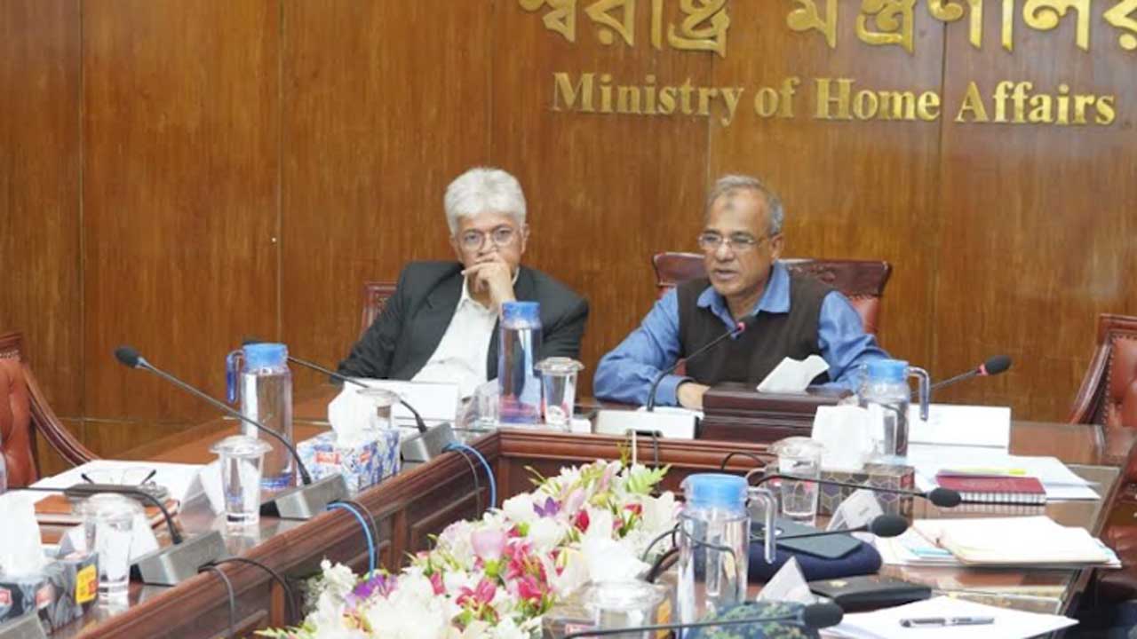 লোকজনকে অতিষ্ঠ করে ফেলছে তিতুমীরের শিক্ষার্থীরা: স্বরাষ্ট্র উপদেষ্টা