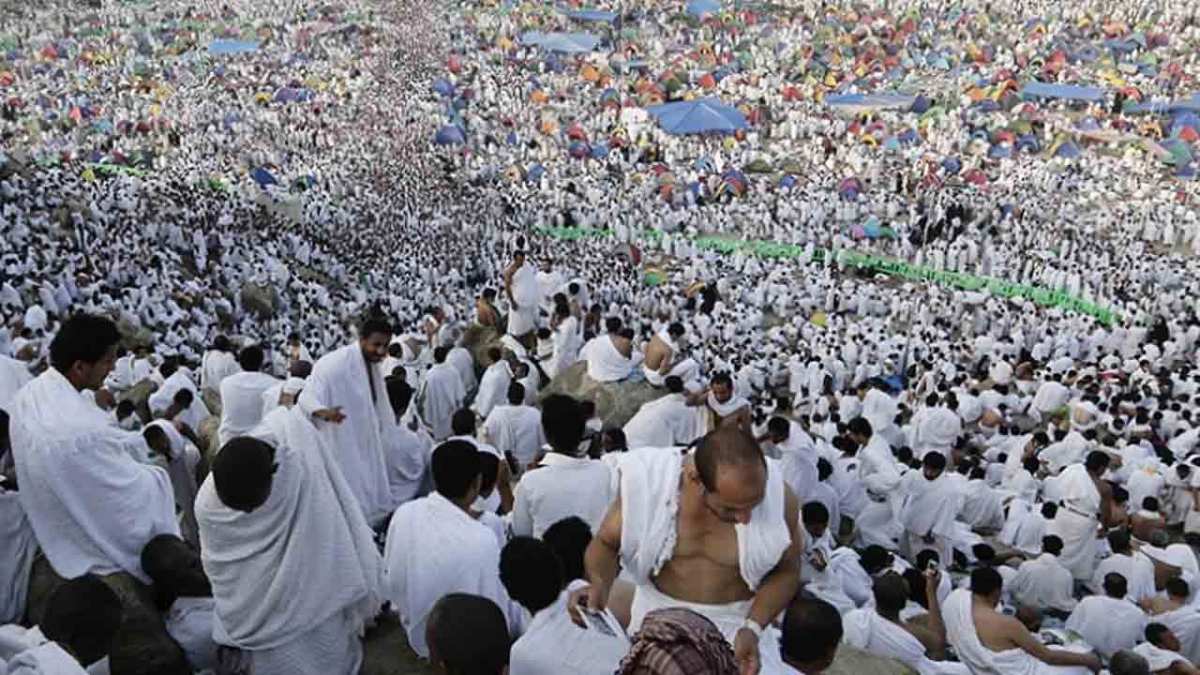 ‘লাব্বাইক’ ধ্বনিতে মুখরিত আরাফাত ময়দান, হজের আনুষ্ঠানিকতা শুরু