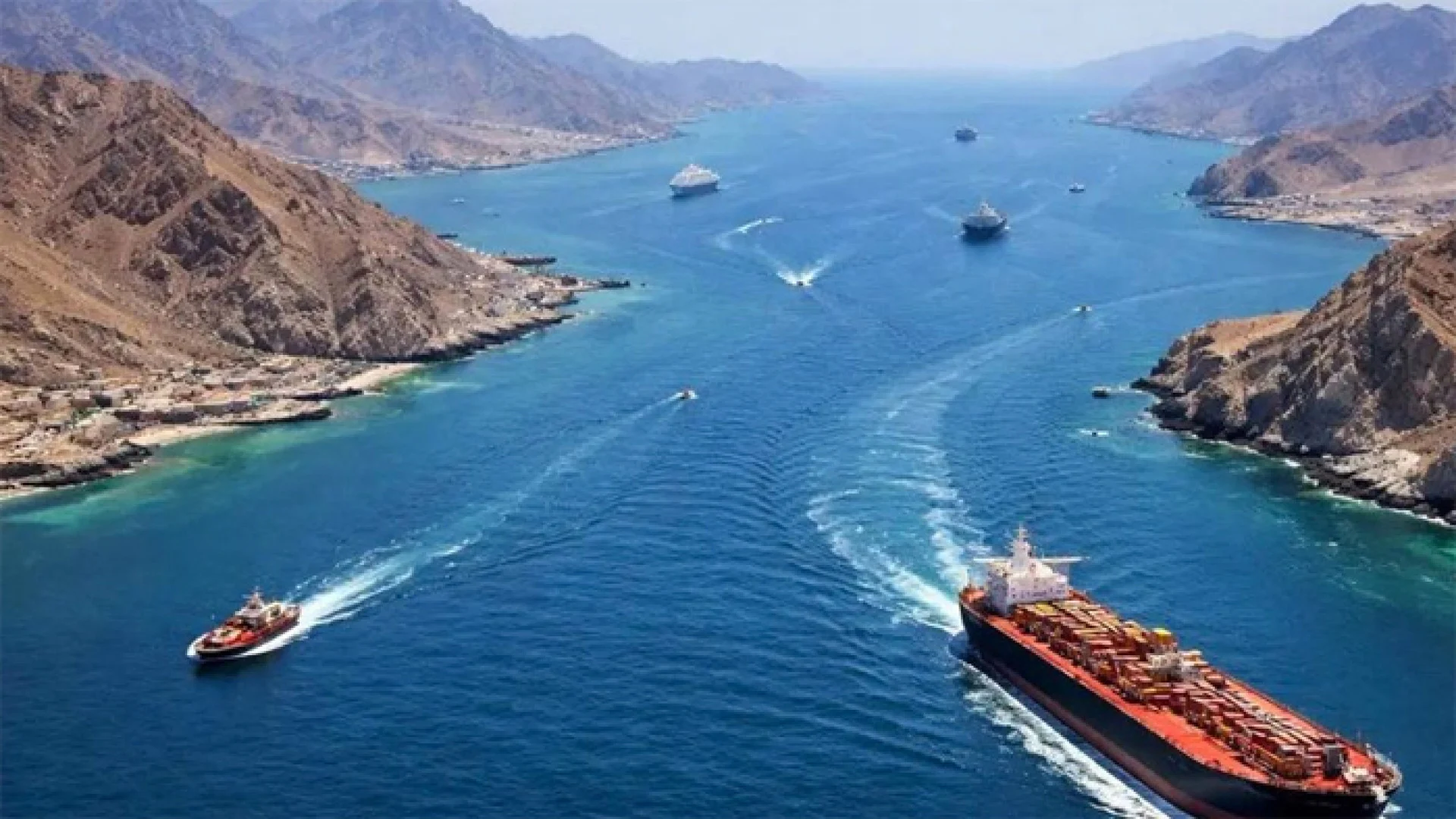 যুক্তরাষ্ট্রের অবরোধের মধ্যেই হরমুজ প্রণালি পার হলো ৪ জাহাজ