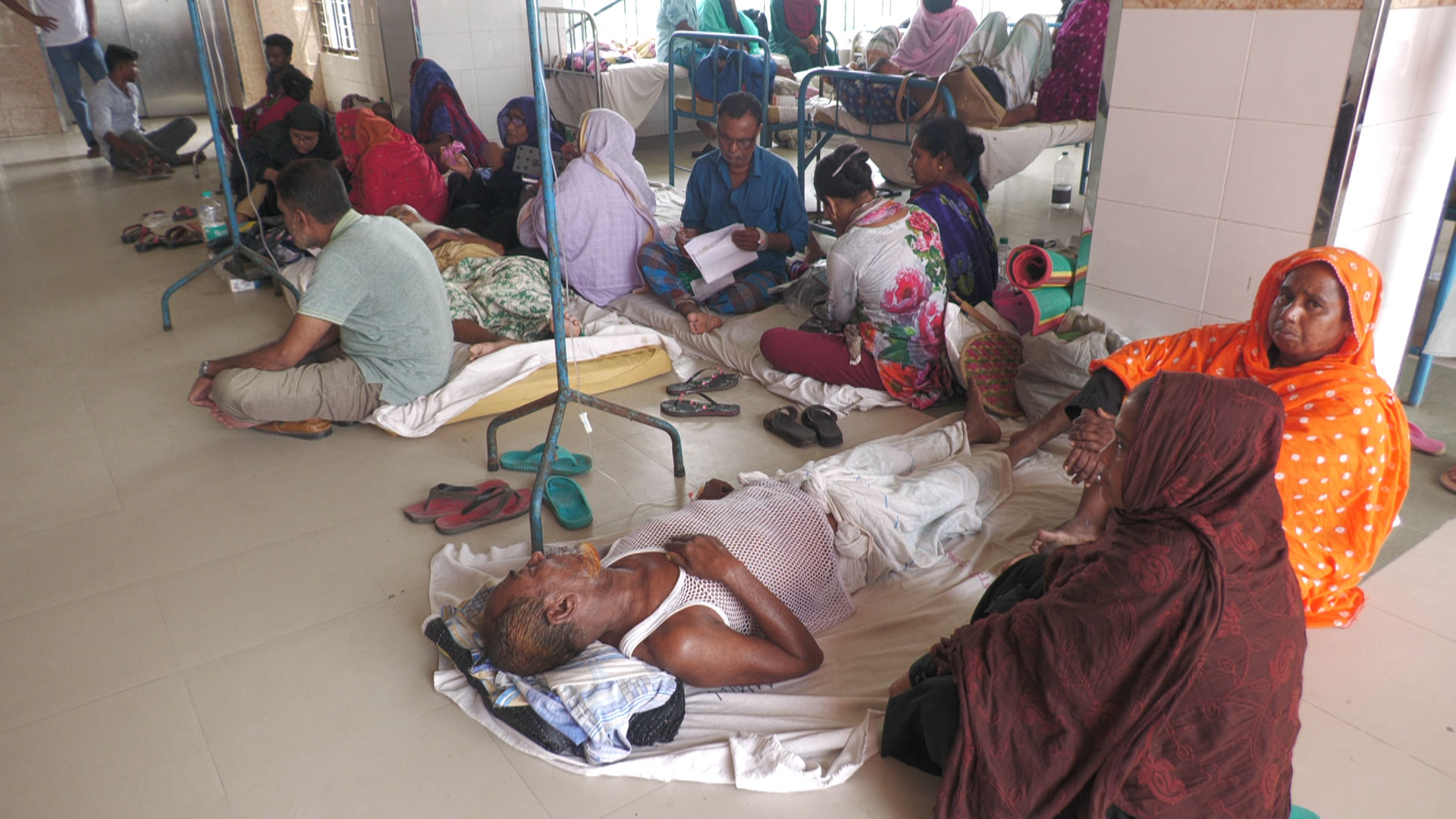 তীব্র গরম: হাসপাতালে শয্যার তুলনায় রোগী বেশি