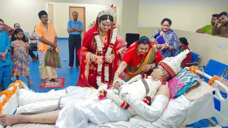 হাসপাতালের বেডেই মালাবদল, কেন এই আয়োজন