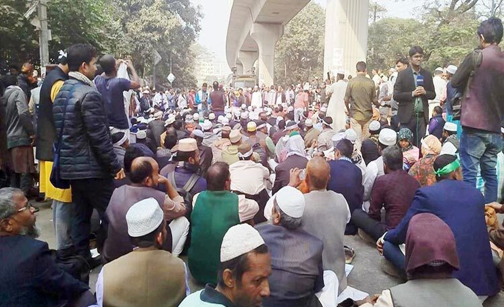 লাঠিপেটার তিন ঘণ্টা পরও অবস্থান ছাড়েননি ইবতেদায়ি শিক্ষকরা