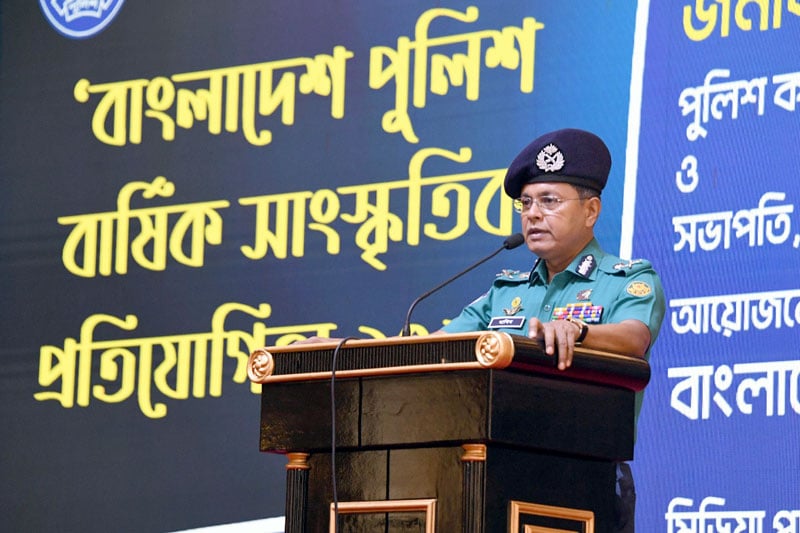 যে কোন দুর্যোগে পুলিশ জীবন বাজি রেখে সেবা দিচ্ছে : ডিএমপি কমিশনার