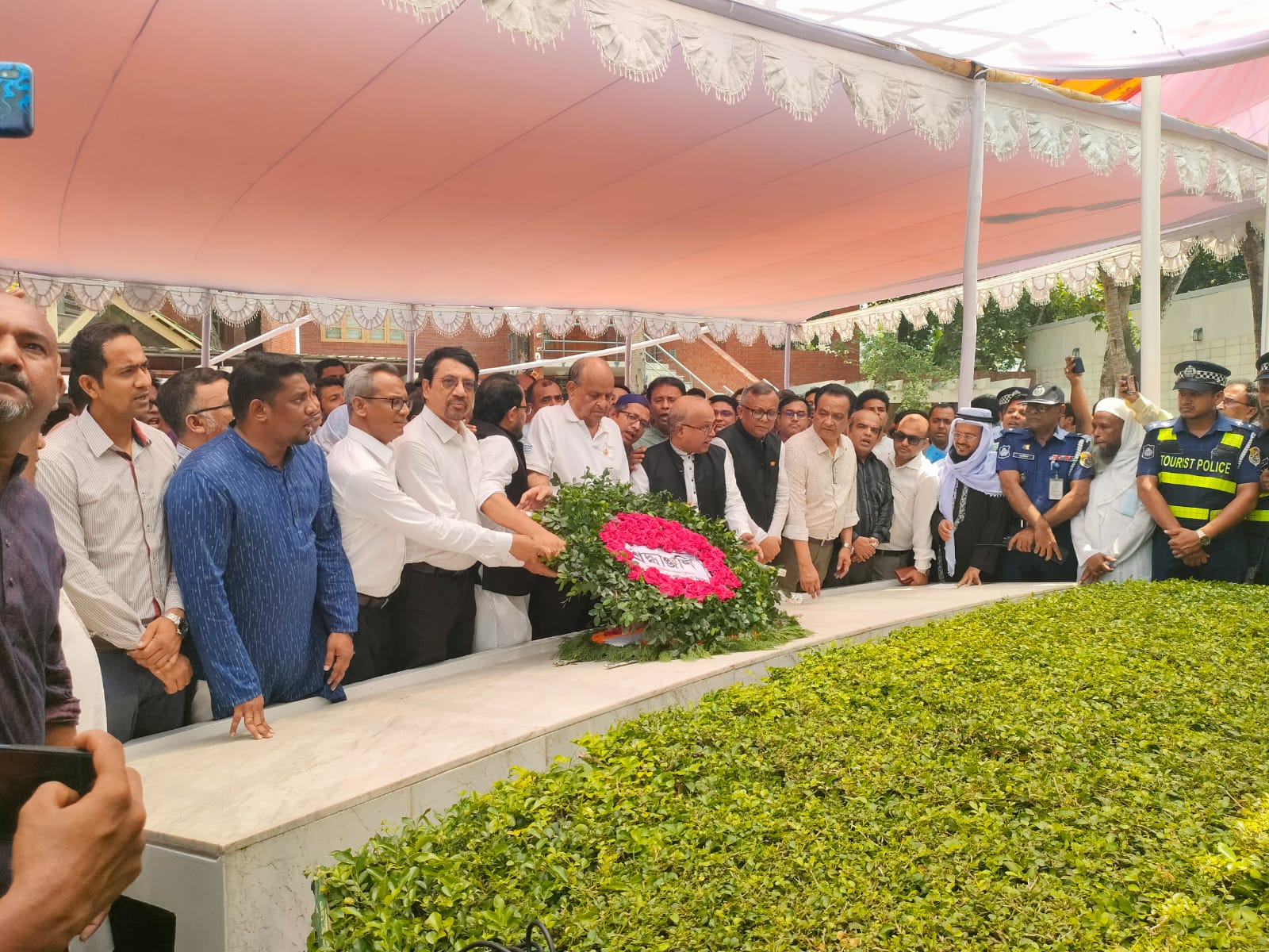 জাতির পিতার সমাধিতে স্বাস্থ্যমন্ত্রীর শ্রদ্ধা