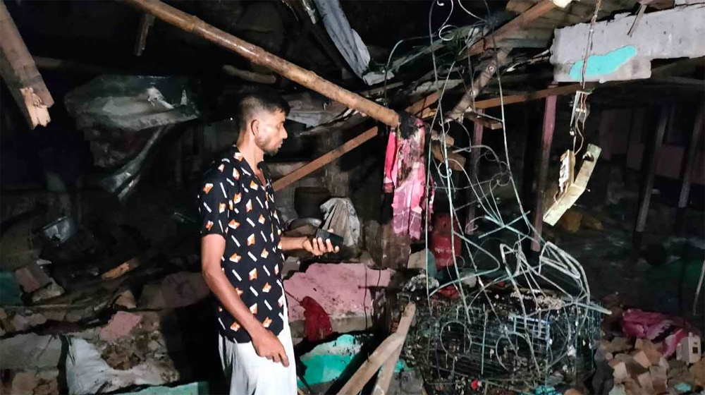বগুড়ায় সিলিন্ডার বিস্ফোরণে উড়ে গেল বাড়ির ছাদ, দগ্ধ ৪