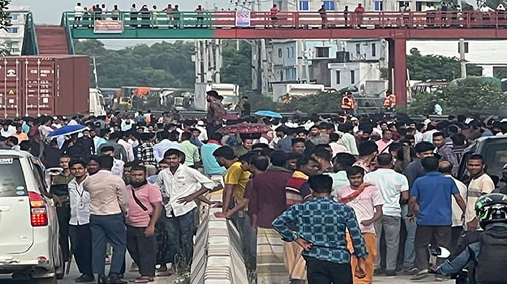 কালিয়াকৈরে শ্রমিকদের বিক্ষোভ