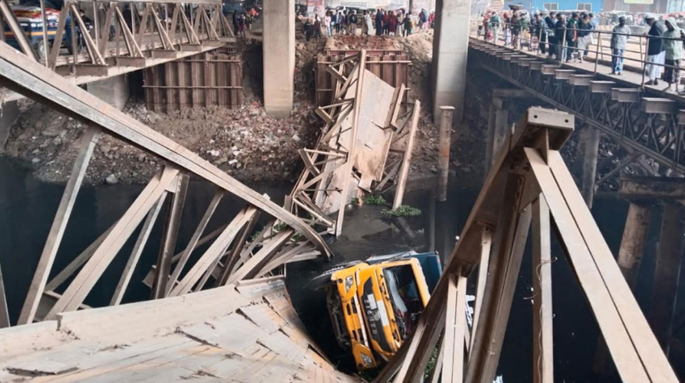 টঙ্গীতে ব্রিজ ভেঙে ট্রাক নদীতে